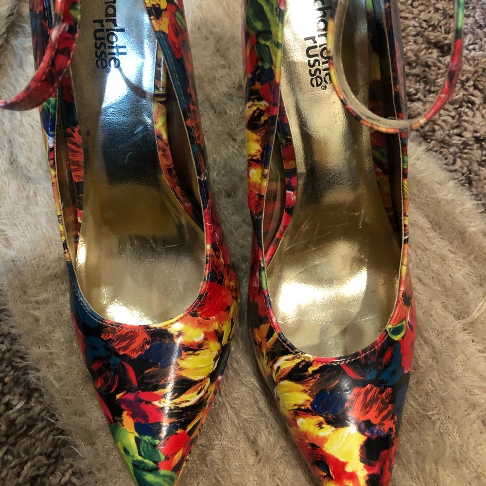 Multi colored pump
